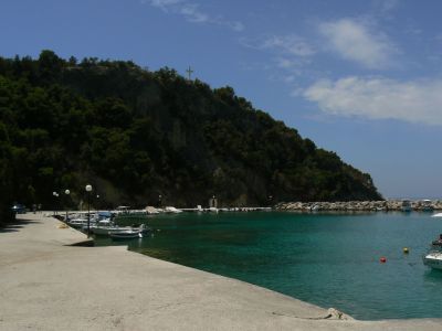 Der Hafen von Siviota in Griechenland.