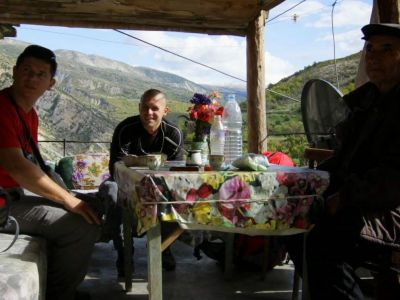 Albanien Pause mit Einheimischen