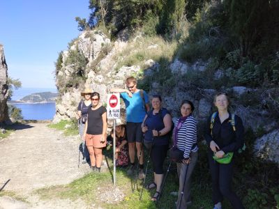 Wandergruppe am Felsentor auf Eselspfad Korfu