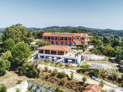 Familienhotel Korfu: Die Villla KaliMeera thront auf einem Hügel