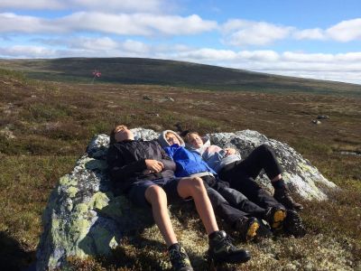 pause-bergwanderung-jugendliche