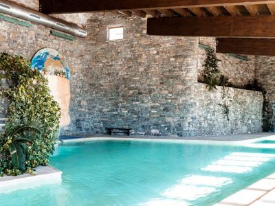 schwimmbad steinwand ruhe spa