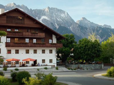 Familien Landhotel in Tirol Kinderhotel Tirol Sommer Berge Bäume