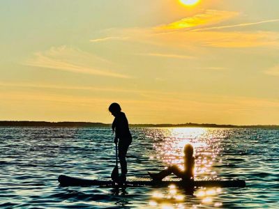 familienurlaub baltikum sonnenuntergang jugendliche