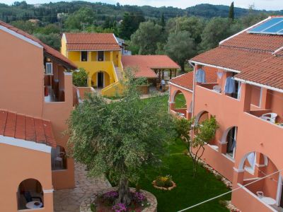 Die drei Häuser im Honigtal liegen im Grünen, umgeben von Oliven- und Zitrusbäumen.
