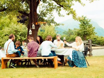 Familienurlaub in Tirol Tisch im Freien Familie Garten